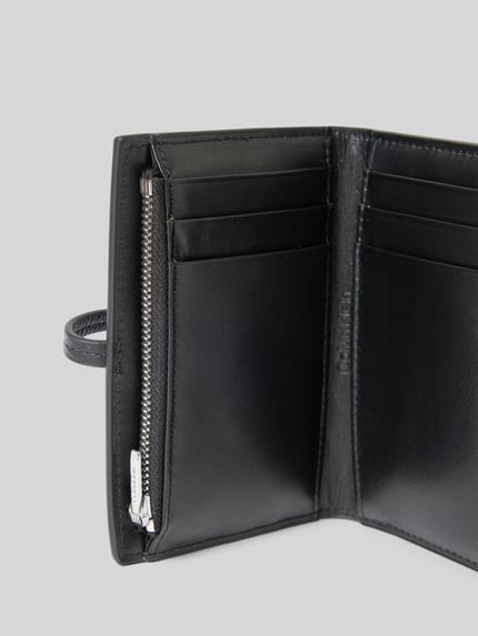 Produktfoto, Portemonnaie mit Schlaufenverschluss Modell 'PEBBLE' von CK Calvin Klein, Strukturmuster, Münzfach mit Reißverschluss, Steck-, Karten- und Scheinfächer, Hauptfach.