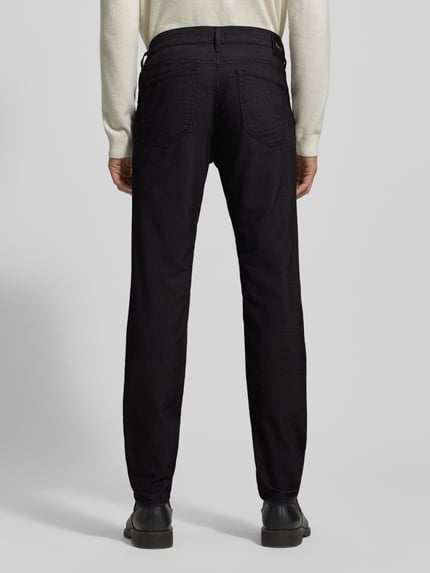 Männermodel trägt Stoffhose mit 5-Pocket-Design Modell 'Chuck' von Brax, Baumwoll-Mix mit Stretch-Anteil, Gerader-Schnitt, Ganzkörperansicht Rückansicht