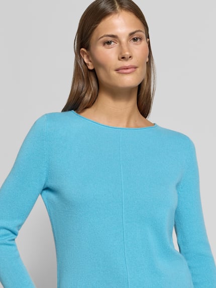 Frauenmodel trägt Regular Fit Strickpullover aus reinem Kaschmir von Christian Berg Woman in Hellblau mit Rundhalsausschnitt, Nahaufnahme Oberkörper.