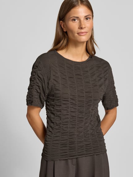 Vrouwenmodel draagt Slim Fit t-shirt uit viscosemix Model 'NATACHA' van Cph Muse met structuurpatroon, antracietkleur, Ganzkörperansicht van voren. Ruglengte maat S: 47 cm, mouwlengte maat S: 24 cm.