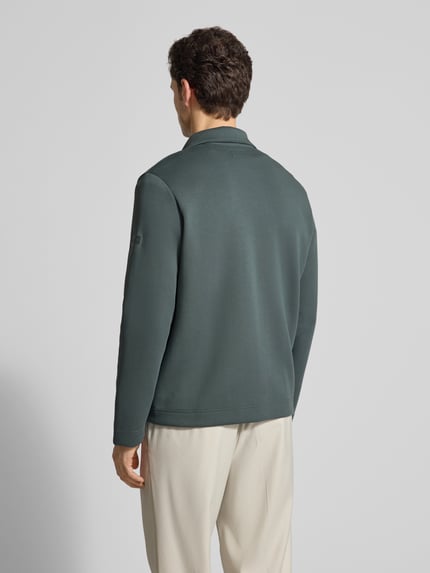 Męski model nosi Regular Fit Sweatjacke aus Baumwoll-Mix od Marc O'Polo, jednolity kolor, krój regular fit, z długim rękawem, stehkraag, scuba, zdjęcie całopostaciowe z tyłu.