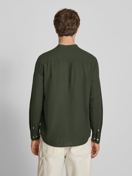 Männermodel trägt Slim Fit Freizeithemd aus Baumwoll-Leinen-Mix Modell 'CAIDEN' von Only & Sons, Optik: Unifarben, Rückenpasse, Ganzkörperansicht Rückansicht.