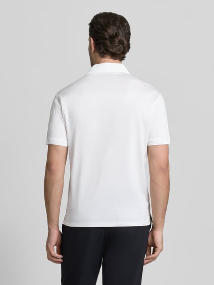 Männermodel trägt Poloshirt mit kurzer Knopfleiste von Emporio Armani in Weiß, Lyocell-Baumwoll-Mix, Regular Fit, Rückenlänge 70 cm, Ganzkörperansicht Rückansicht.