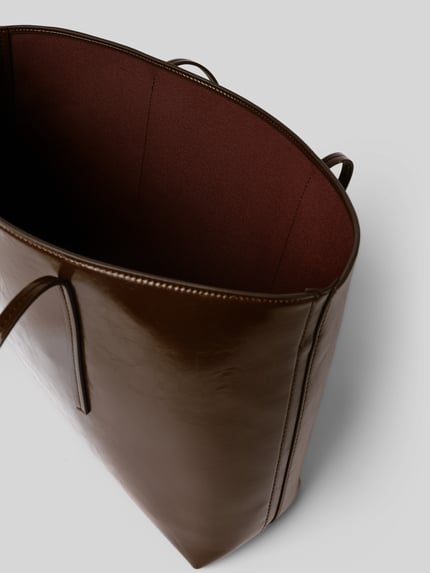 Produktfoto, 'Henkeltasche mit Label-Detail' von CK Calvin Klein, brązowa gładka faktura, kontrastowe ciemnobrązowe wnętrze, damska torebka