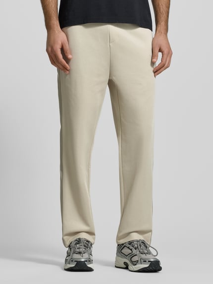 Männermodel trägt Regular Fit Sweathose aus Baumwoll-Mix Modell 'JT_BB' von BOSS Green, Optik: Unifarben, feine Webstruktur, Ganzkörperansicht von vorne.