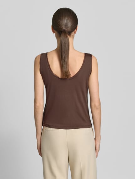 Frauenmodel trägt Tanktop mit Rundhalsausschnitt und abgerundetem Saum von Jake*s Casual in Braun, Zierbesatz, Loose-Fit, Rückenlänge 36 cm bei Größe S, Ganzkörperansicht Rückansicht.
