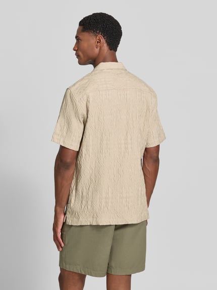Männermodel trägt Modern Fit Freizeithemd mit Strukturmuster von Lindbergh, Beige mit Reverskragen, Kurzarm, Nahaufnahme Rückansicht. Viskose-Mix mit Stretch-Anteil und Knopfleiste, Relaxed-Stil.