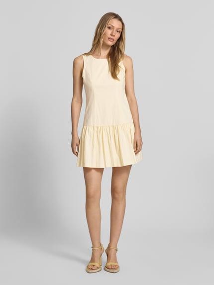 Vrouwenmodel draagt Cocktailkleid met Rundhalsausschnitt van Jake*s Cocktail, Katoenmix met stretch, A-lijn, mini-jurk, Ganzlichaamsvoorzijde.