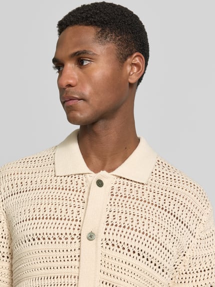 Männermodel trägt Modern Fit vrijetijdsoverhemd in tricotlook met knoopsluiting van Jack & Jones Premium, detailaufnahme bovenlichaam.