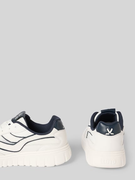 Produktfoto, Sneaker aus Leder-Textil-Mix Modell 'TORO WAVE' von Lloyd in Weiß mit abgerundeter Spitze, blauen Details und Schnürung, sichtbare strukturierte Sohle, Kontext: Herren Sneaker, Absatzhöhe 4 cm, Schafthöhe 7 cm, Schaftweite 10 cm.