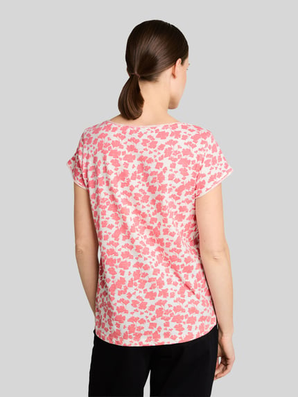 Vrouwenmodel draagt Relaxed Fit T-Shirt uit pure katoen van Tom Tailor, all-over patroon, ronde hals, korte mouw met omgeslagen zoom, achterkant, geheelopname.