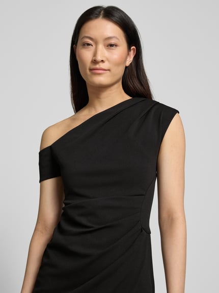 Frauenmodel trägt Midikleid mit Raffungen von Lipsy in Schwarz, Elastischer-Material-Mix, One-Shoulder-Design, Nahaufnahme Oberkörper.