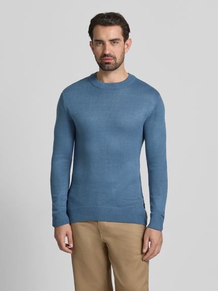 Männermodel trägt Regular Fit Strickpullover aus Rippstrick von Tom Tailor Denim, unifarben blau, Crew Neck, Ganzkörperansicht von vorne