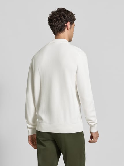 Męski model nosi Regular Fit Poloshirt aus reiner Baumwolle von Lacoste, biała koszulka polo, gładka faktura, Ganzkörperansicht Rückansicht.