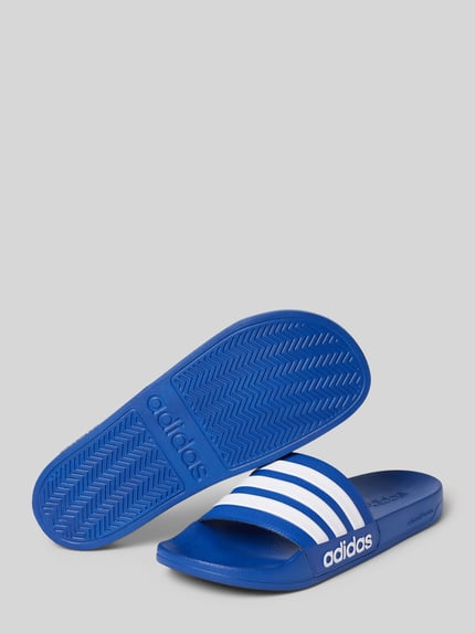 adidas Sportswear Klapki z detalami z logo model ‘ADILETTE SHOWER’ Królewski niebieski 4
