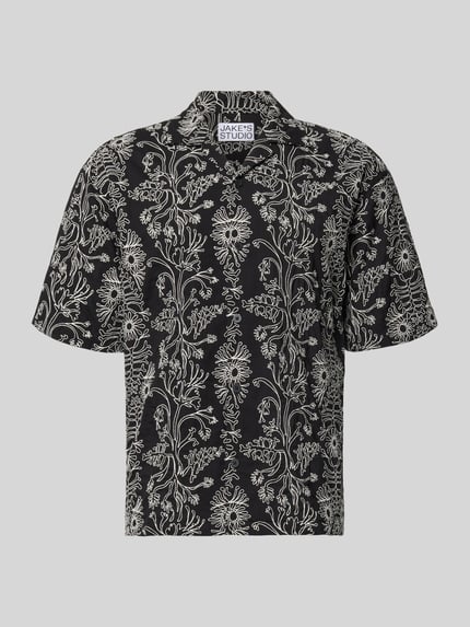 Produktfoto, Regular Fit Freizeithemd mit floralem Allover-Stitching von JAKE*S STUDIO MEN aus Reiner Baumwolle, Schwarz mit weißem floralen Muster, Kurzärmelig, Reverskragen, durchgehende Knopfleiste, strukturierte Oberfläche, Rückenlänge 74 cm, Schulterbreite 54 cm, Ärmellänge 26 cm.