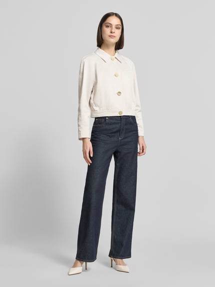 Frauenmodel trägt Blouson mit Brusttasche von ARMANI EXCHANGE aus Material-Mix mit Baumwoll-Anteil, Regular-Fit, Umlegekragen, Knopfleiste, helle Farbe, glatte Struktur, Ganzkörperansicht von vorne.