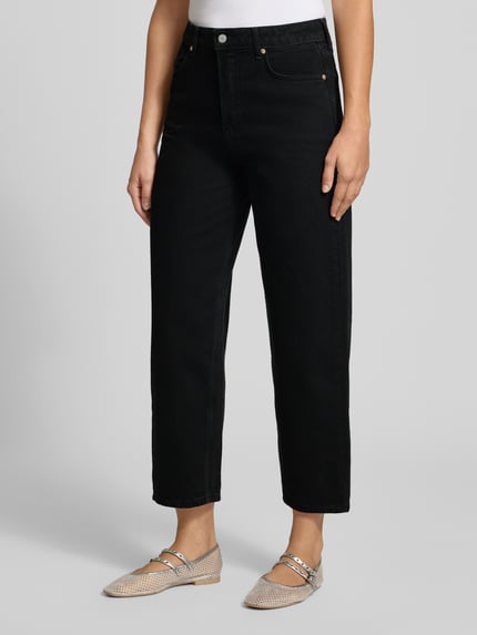 Frauenmodel trägt schwarze Barrel Jeans aus reiner Baumwolle von Marc O'Polo DENIM, strukturierte Oberfläche, Ganzkörperansicht von vorne.