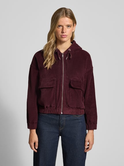 Frauenmodel trägt Regular Fit Bomberjacke aus Baumwoll-Mix Modell 'KENZIE' von ONLY in Dunkelrot, samtige Textur, Damen Bomberjacke / Blouson, Ganzkörperansicht von vorne.