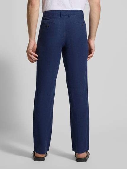 Männermodel trägt Hose aus Leinen-Viskose-Mix mit Eingrifftaschen von Christian Berg Men, Regular-Fit, dunkelblau, Ganzkörperansicht Rückansicht. Bundweite bei Größe 50: 47 cm, Innenbeinlänge: 78 cm, mit Knopf- und Reißverschluss.