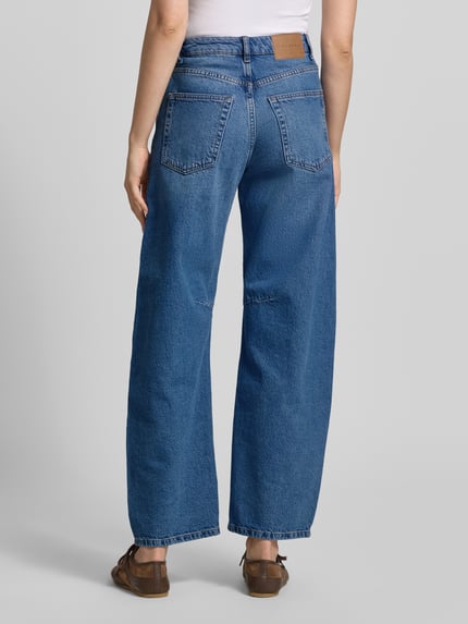 Kobiece modelka nosi jeansy Barrel Fit Jeans mit Eingrifftaschen Modell 'ALMA' von Topshop, niebieska bawełna, wpuszczane kieszenie, szerokość w rozmiarze 26/32: 34 cm, długość wewnętrzna nogawki w rozmiarze 26/32: 75 cm, widok całej sylwetki z tyłu.