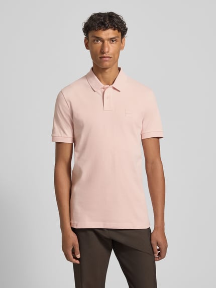 Männermodel trägt Regular Fit Poloshirt aus Baumwoll-Mix Modell 'PASSENGER' von BOSS Orange, Optik: Unifarben, Piqué-Struktur, Ganzkörperansicht von vorne.