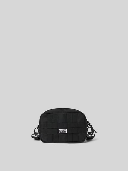 Produktfoto, Crossbody Bag mit Logo-Stitching von Kenzo in Schwarz, rechteckige Form, Strukturmuster, Frontansicht, Details laut Kontext