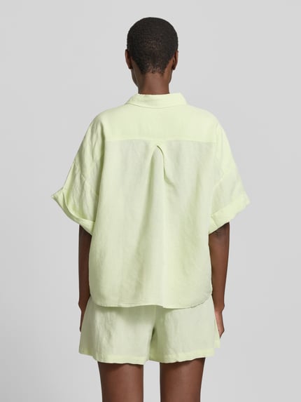 Vrouwenmodel draagt Regular Fit blouse uit mix van linnen en viscose model 'BISENAS' van BOSS Orange, look: effen, overhemdkraag, korte mouw, knoopsluiting, mix van linnen en viscose, ganzkörperansicht rückansicht.