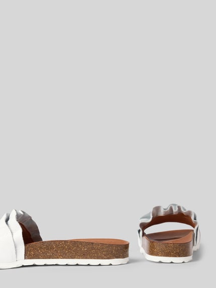 Produktfoto, Slipper aus echtem Leder Modell 'Rocio' von Verbenas in Weiß mit Rüschenbesatz, abgerundete Passform, profilierte Sohle, Absatzhöhe 3 cm bei Größe 40