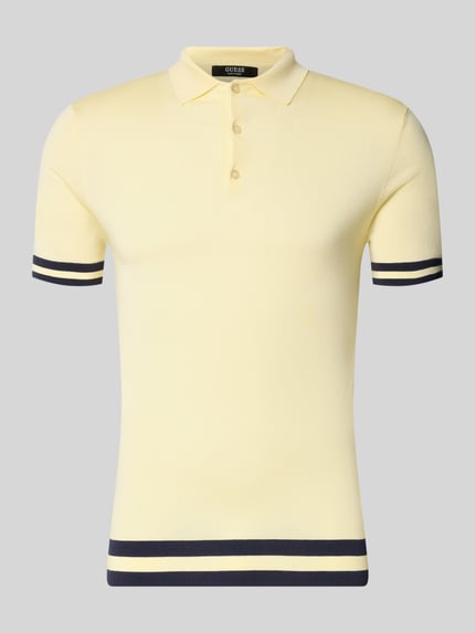 Produktfoto, Slim Fit Poloshirt aus Lyocell-Seide-Mix von Guess in Pastellgelb mit schwarzen Kontraststreifen an Ärmeln und Saum