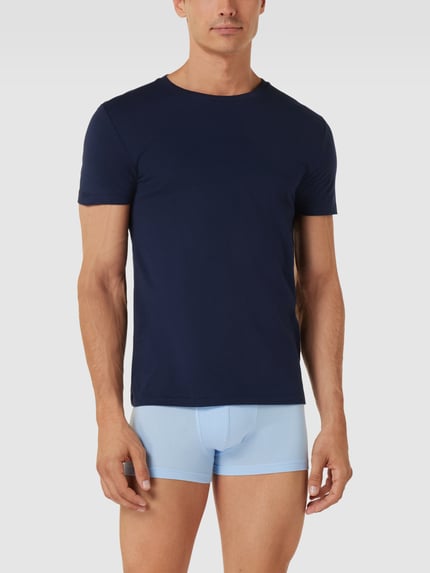 Mannenmodel draagt Slim Fit T-Shirt aus reiner Baumwolle im 3er-Pack von Polo Ralph Lauren Underwear, look: effen, pasvorm: slim fit, applicatie: gestikt logo, hals: ronde hals, mouwvorm: korte mouw, multiverpakking: set van 3, materiaalverwerking: jersey, materiaal: puur katoen, donkerblauw, glad oppervlak, vooraanzicht, zoom op bovenlichaam.