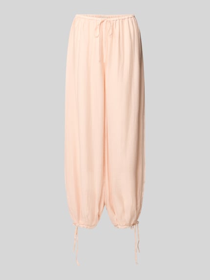 Produktfoto, Relaxed Fit Stoffhose aus Viskose-Mix von Gina Tricot in zartem Rosé, semitransparentes Design, elastischer Bund mit Tunnelzug, eingefasste Ärmelabschlüsse, Bundweite 39 cm, Innenbeinlänge 73 cm, für Damen
