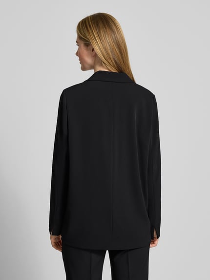 Frauenmodel trägt Relaxed Fit Blazer mit Reverskragen von Comma, elastischer Material-Mix, Knopfverschluss, Paspeltaschen, Ganzkörperansicht Rückansicht