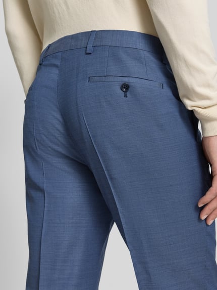 Mannenmodel draagt Regular Fit Anzug aus Schurwoll-Mix mit 2-Knopf-Sakko van Roy Robson, blauw, nauwkeurige textuur, detailopname rug.
