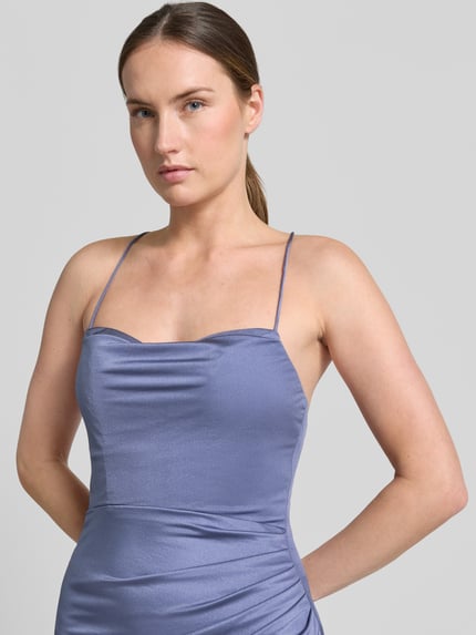 Vrouwenmodel draagt Slim Fit avondjurk met ruches van Laona in lichtblauw, mouwloos design, maxilengte, nahaufnahme bovenlichaam.