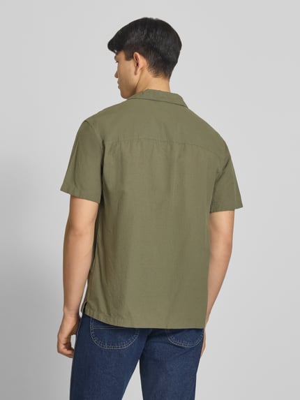 Männermodel trägt Regular Fit Freizeithemd aus Baumwoll-Leinen-Mix von Jack & Jones in Olivgrün, Modell BREEZE, Ganzkörperansicht Rückansicht.