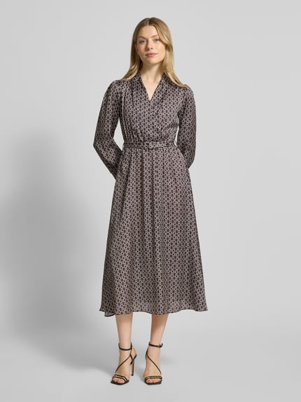 Frauenmodel trägt Hemdblusenkleid im Allover-Look mit Gürtel von Rinascimento, Satin, tailliert, Midikleid in Creme und Schwarz, Ganzkörperansicht von vorne.