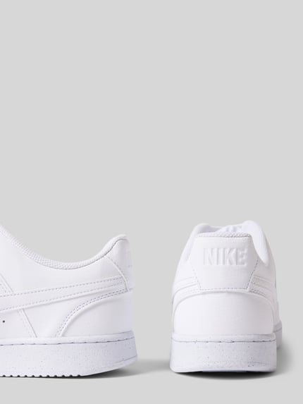 Produktfoto, Sneaker mit Logo Modell 'Court Vision Low' von Nike, Herren Sneaker in Weiß mit abgerundete-Spitze, Schnürung, sichtbarem Logo, Absatzhöhe: 2 cm, Schafthöhe: 8 cm, Schaftweite: 10 cm, glatte Struktur, seitliche und rückseitige Ansicht