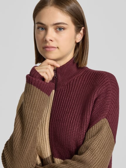Frauenmodel trägt Jacke in Strick-Optik Modell 'Charlie' von NOISY MAY®, lockere Passform, Stehkragen, Nahaufnahme Oberkörper.