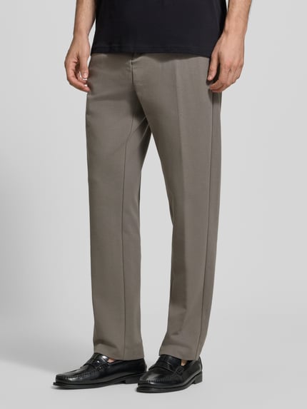 Männermodel trägt Regular Fit Sweathose aus Baumwoll-Mix von Marc O'Polo, grauer Farbton, glatte Oberfläche, Nahaufnahme Unterkörper.