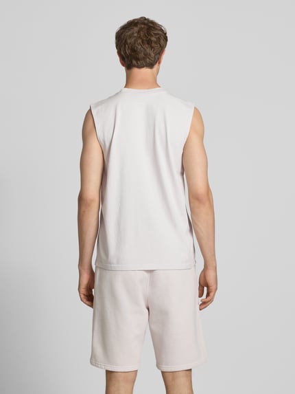 Männermodel trägt Tanktop mit Label-Stitching und Rundhalsausschnitt von Pegador aus Reine Baumwolle, Relaxed-Fit, Rückenlänge 66 cm, Ganzkörperansicht Rückansicht.