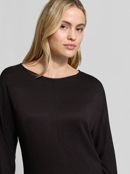 Frauenmodel trägt Langarmshirt mit U-Boot-Ausschnitt Modell 'Suisa' von OPUS, unifarben, glatte Textur, Nahaufnahme Oberkörper.