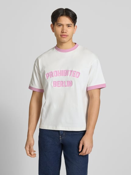 Männermodel trägt T-Shirt mit Label-Stitching Modell 'Rush' von PROHIBITED, weiße Reine Baumwolle, Regular-Fit, Rundhalsausschnitt, Vorderansicht, Nahaufnahme Oberkörper.