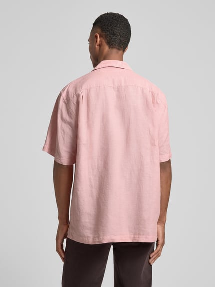 Mannelijk model draagt Relaxed Fit vrijetijdsoverhemd uit Leinen-Baumwoll-Mix model 'RLXCLAY' van HUGO, gestructureerde look, korte mouw, reverskraag, labelapplicatie, doorlopende knoopsluiting, mix van linnen en katoen, rugaanzicht.