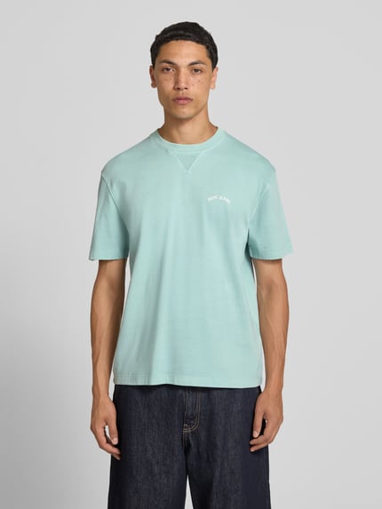 Männermodel trägt mintgrünes Regular Fit T-Shirt aus reiner Baumwolle Modell 'John Tee' von Pepe Jeans, Herren T-Shirt, Ganzkörperansicht von vorne