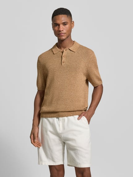 Męski model nosi Regular Fit Poloshirt aus Baumwoll-Leinen-Mix von JAKE*S STUDIO MEN, imitacja dzianiny, krótki rękaw, prążkowane wykończenia, długość tyłu 68 cm, długość rękawów 30 cm, mieszanka bawełny i lnu, kołnierzyk polo, Ganzkörperansicht von vorne.