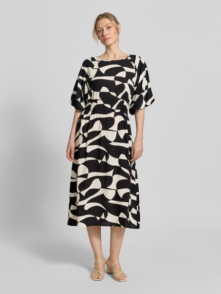 Vrouwenmodel draagt midi-jurk uit zuiver viscose, A-lijn, all-over look, ronde hals, Soyaconcept model 'CHANISE', full body front zicht