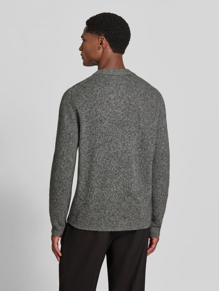 Männermodel trägt Wollpullover aus reiner Wolle Modell 'Harlow' von Tiger of Sweden, grau meliert, gerader Schnitt, Rückenansicht, Herrenmode.