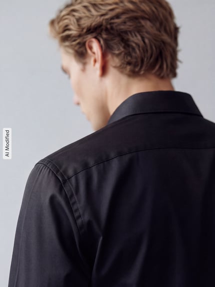 Männermodel trägt Regular Fit Business Hemd mit Kentkraag van puur katoen van Seidensticker, zwarte kleur, ruglengte 74 cm, schouderbreedte 44 cm, mouwlengte 66 cm, detailopname rugaanzicht, KI-modifiziertes Bild