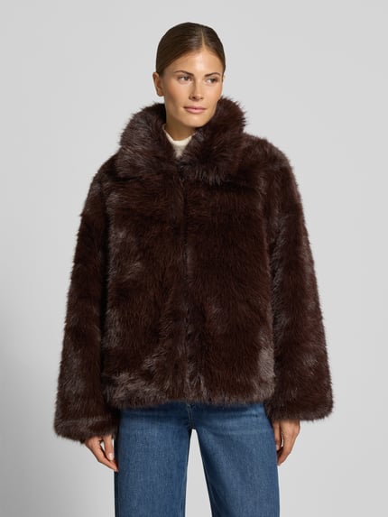 Frauenmodel trägt Relaxed Fit Jacke aus Kunstfell Modell 'AYANA' von ICHI in Dunkelbraun mit Umlegekragen, Ganzkörperansicht von vorne. Damen Jacke, Rückenlänge 61 cm, Schulterbreite 45 cm, Brustweite 51 cm, Ärmellänge 59 cm.